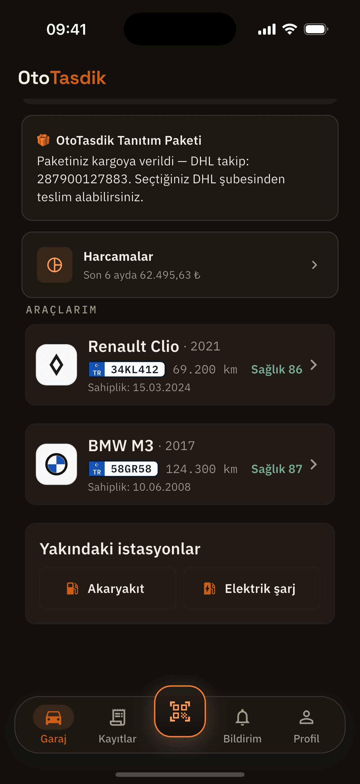 OtoTasdik araç listesi — iki araç, marka amblemleri, plakalar, kilometre ve sağlık puanları.