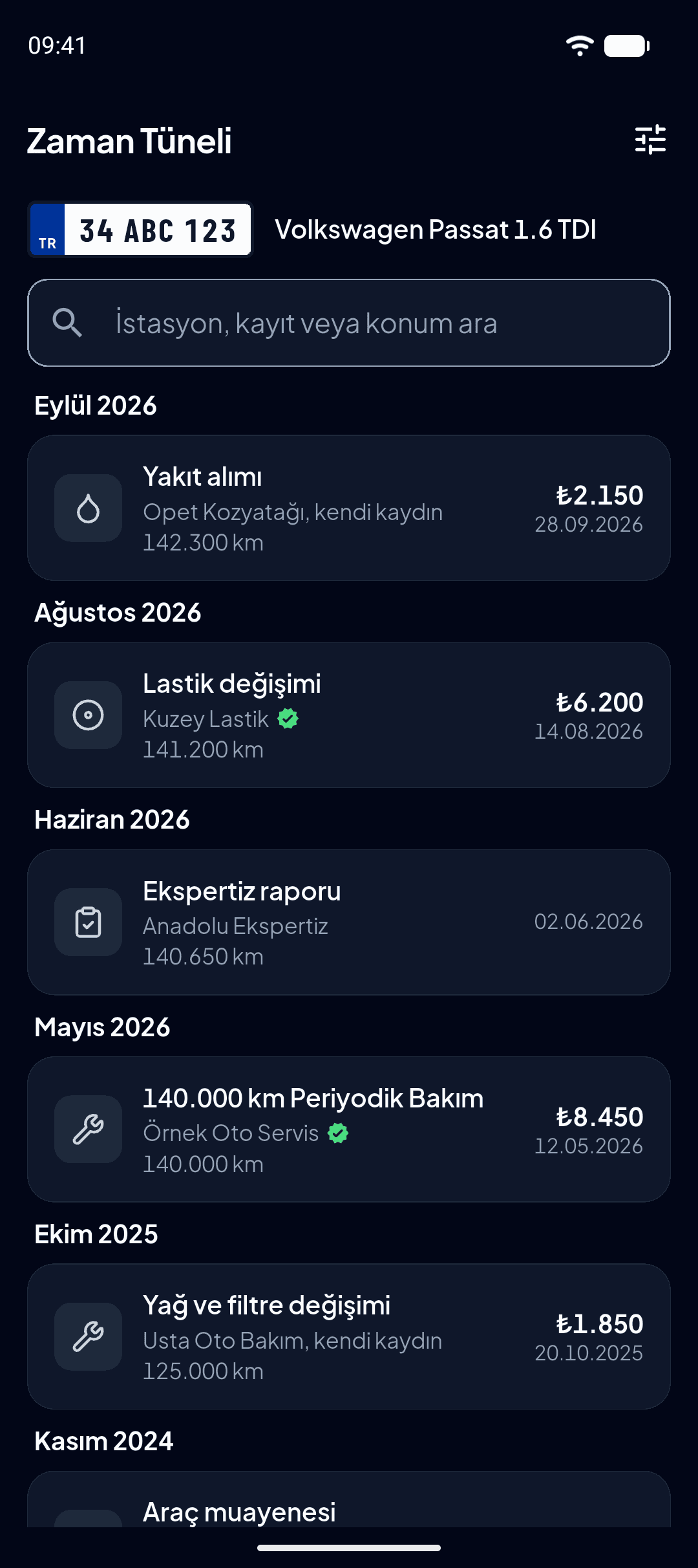 OtoTasdik zaman tüneli: aya göre gruplanmış yakıt, lastik, ekspertiz ve bakım kayıtları; her satırda kaynak, kilometre, tutar ve tarih.